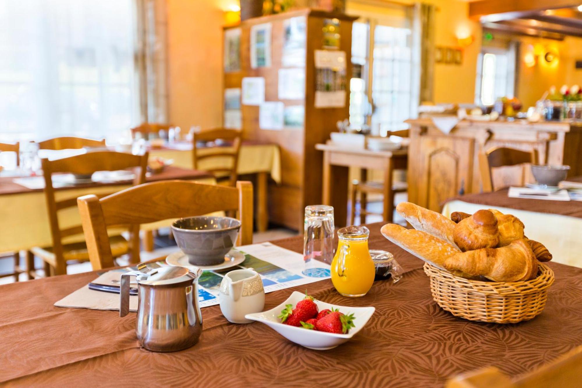Logis Hotel Restaurant Auberge Du Bougnat Saint-Victor-la-Riviere ภายนอก รูปภาพ